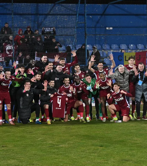 CFR Cluj s-a descătușat în vestiar    VIDEO.  Cum au sărbătorit jucătorii și staff-ul   calificarea neașteptată în play-off.  Zece victorii consecutive!