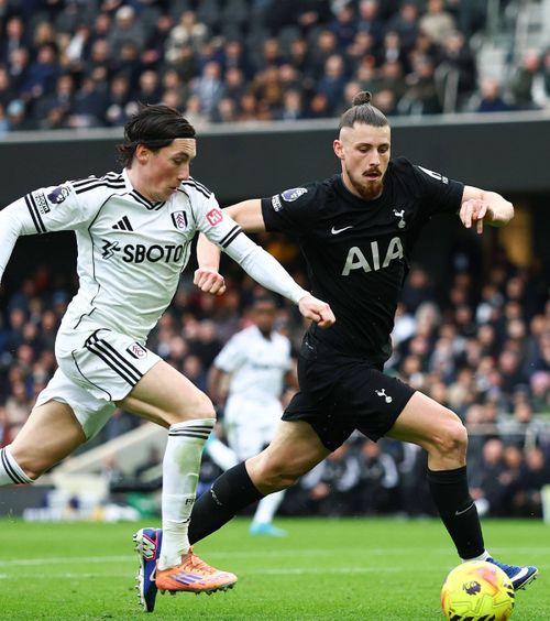 „Drăgușin trebuia să fie mai puternic”    FOTO.  Fundașul român, pus la zid de englezi după   un nou eșec  suferit de Tottenham » Vinovat la primul gol?