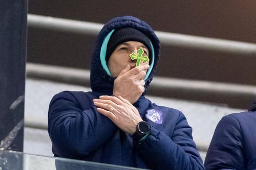 Dinamo - FC Argeș. Bogdan Andone, surprins în tribune cu un crucifix în timpul meciului (6).jpg