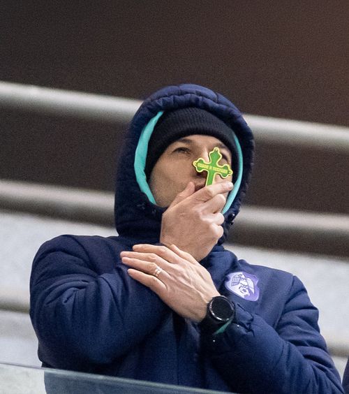 Talismanul Argeșului    FOTO.     Bogdan Andone, în lacrimi  după calificarea în play-off » Cu ce obiect a fost surprins în lojă: „Să fim buturuga mică!”