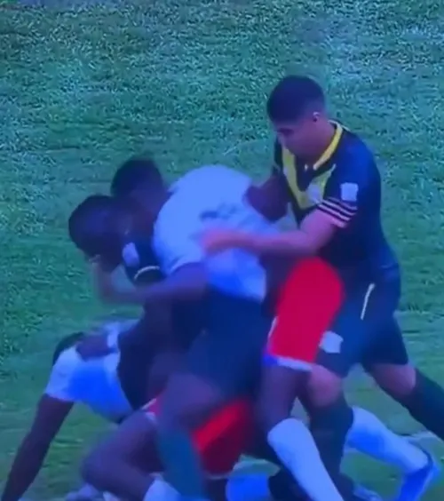 E fotbal sau rugby?    VIDEO.  Scene incredibile în America de Sud: s-au dus   la colțul terenului,  iar imaginile s-au viralizat