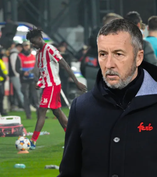 Scandal la pauza meciului  Mihai Stoica l-ar fi înjurat pe Odada la vestiare, chiar după ce   jucătorul și-a cerut scuze  pentru faultul asupra lui Olaru