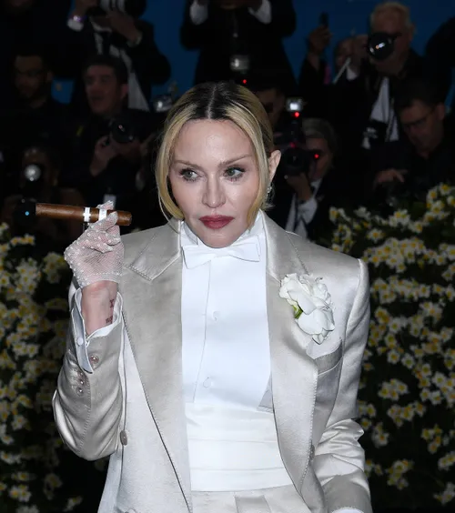 „Madonna, ajută-ne!”    FOTO.  Echipa lui Ionuț Radu,   apel la legenda muzicii:  „Îl ai? Contactează-ne!”