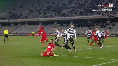 Faza la care Hermannstadt a cerut penalty la meciul cu U Cluj Foto captura Prima Sport .jpeg