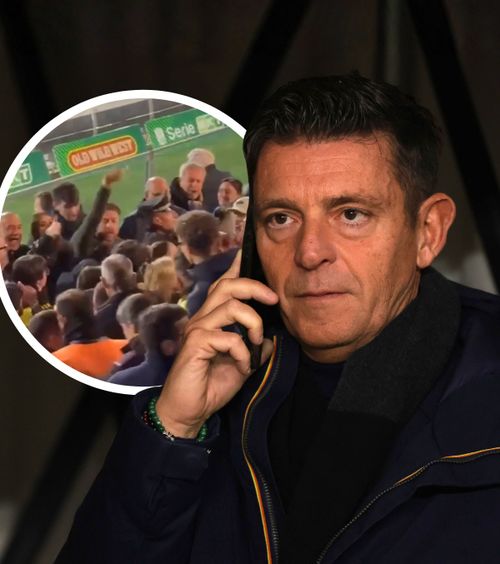 Escortat de carabinieri    FOTO+VIDEO.    Fostul arbitru FIFA  a ajuns la vestiare cu ajutorul forțelor de ordine