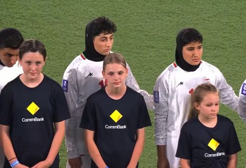 Momentul când jucătoarele Iranului nu au cântat imnul în meciul cu Coreea de Sud. Foto: captură X/@Tarikh_Eran