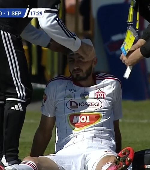 Momente de spaimă la Bihor - Sepsi    FOTO.  Ambulanța   a intrat pe teren  după o ciocnire extrem de dură între doi jucători » Ce s-a întâmplat