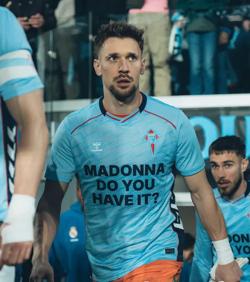 „Madonna, îl mai ai?”  FOTO. Explicația tricoului bizar purtat de   echipa lui Ionuț Radu  înainte de meciul cu Real Madrid » Rugăminte uriașă pentru artistă