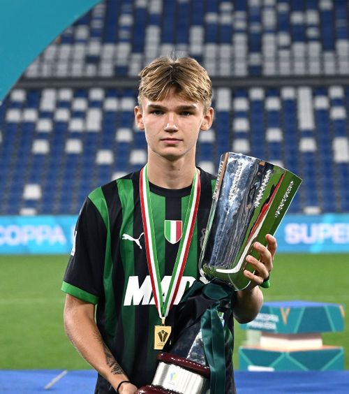 Cine este românul care a șocat Italia  Povestea lui   Troy Tomșa,  mijlocașul care a apucat de gât un arbitru la un meci de tineret