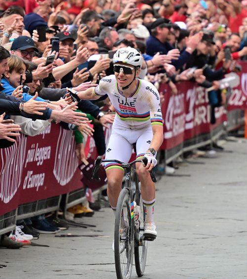 Pogacar se bate doar cu el!  Start de sezon fulminant al slovenului. Record de victorii în Strade Bianche. Dar   există o amenințare