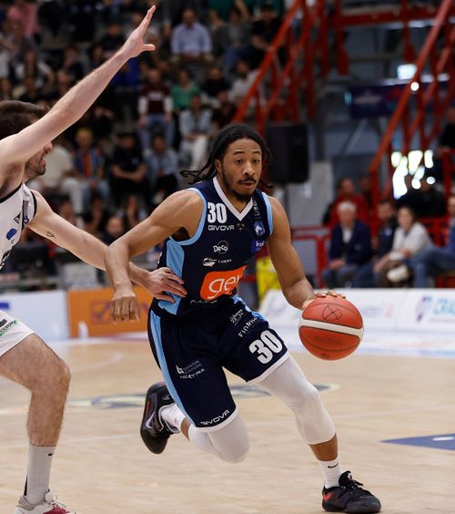 A fugit de război    VIDEO.  Job temporar inedit pentru   fostul MVP din liga României:  „Glumesc ca să mă ascund de realitate”