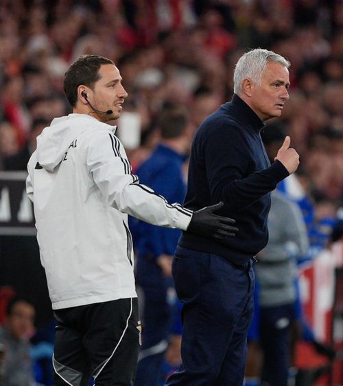 Mourinho, eliminat din nou   Tehnicianul portughez, în   conflict cu oficialii  lui Porto, după ce a fost numit „trădător”: „Un atac la adresa profesionalismului meu”