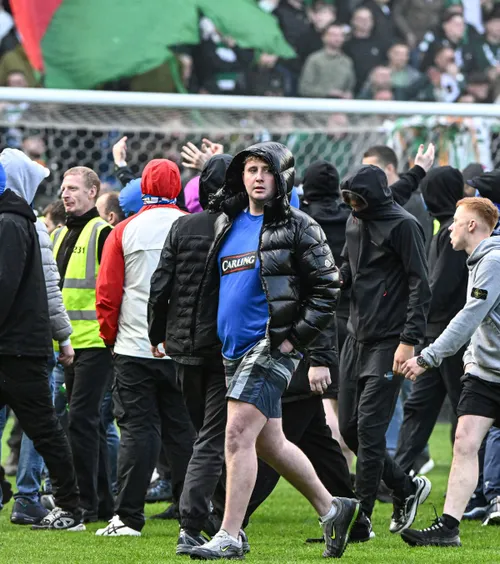 Lupte de stradă pe gazon!    FOTO+VIDEO.  Suporterii au invadat terenul după Rangers - Celtic și   s-au bătut:  „Violență extremă!”