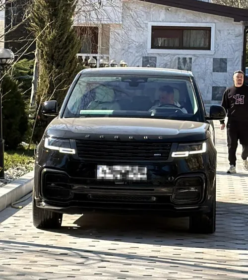 Rădoi conduce un „OZN”     FOTO.  Cu ce mașină a venit antrenorul la discuțiile cu patronul FCSB.   Cât costă și ce putere are