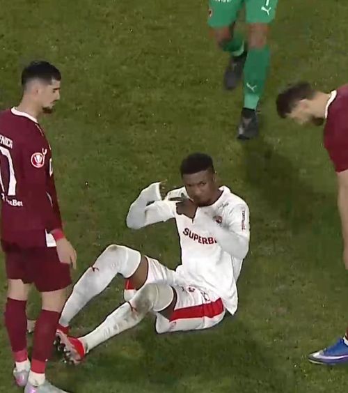 Probleme pentru Dinamo     FOTO.    Kennedy Boateng  a acuzat probleme medicale în meciul cu CFR » Ce s-a întâmplat