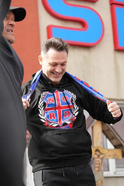 Mirel Rădoi, primit de fanii FCSB la baza din Berceni. Foto: Vlad Nedelea/GOLAZO.ro