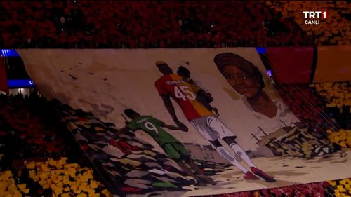 Coregrafia fanilor celor de la Galatasaray pentru Victor Osimhen Foto captura ecran TRT 1 Canli (5).jpeg
