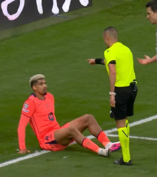 Araujo, de neînțeles    FOTO.    Gestul bizar  făcut de fundașul Barcelonei înainte de golul lui Newcastle. A dat vina pe arbitru!