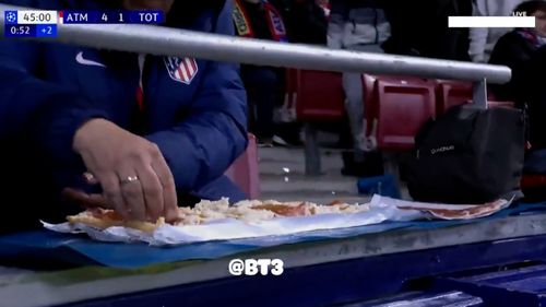 Un fan Atletico Madrid a făcut sandwich-uri la meciul cu Tottenham, 5-2 / foto: capturi video X/Sacha Pisani