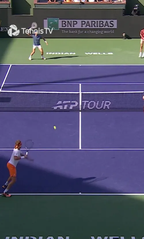 Gestul lui Arthur Rinderknech în meciul de dublu cu Tsitsipas/Djokovic. Foto: captură X/Tennis TV