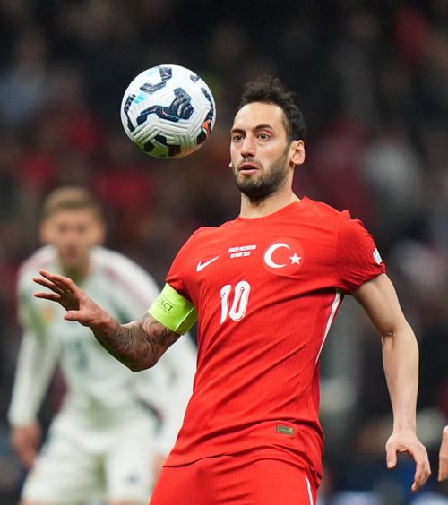 De ce se teme Calhanoglu  Căpitanul Turciei vrea să joace semifinala barajului cu România. Dar   nu va risca