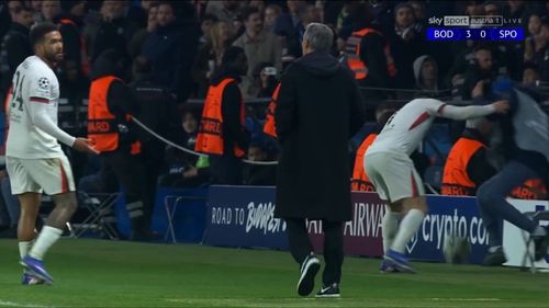 Momentul în care Pedro Neto împinge un copil de mingi FOTO Captură X  (2).jpeg