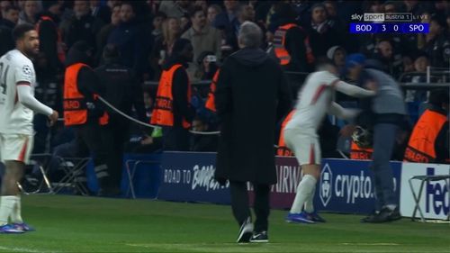 Momentul în care Pedro Neto împinge un copil de mingi FOTO Captură X  (3).jpeg