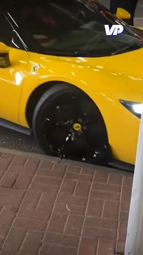 Manevră greșită făcută de un angajat cu Ferrariul lui Tonali (foto: tiktok/@voetbalprimeur)