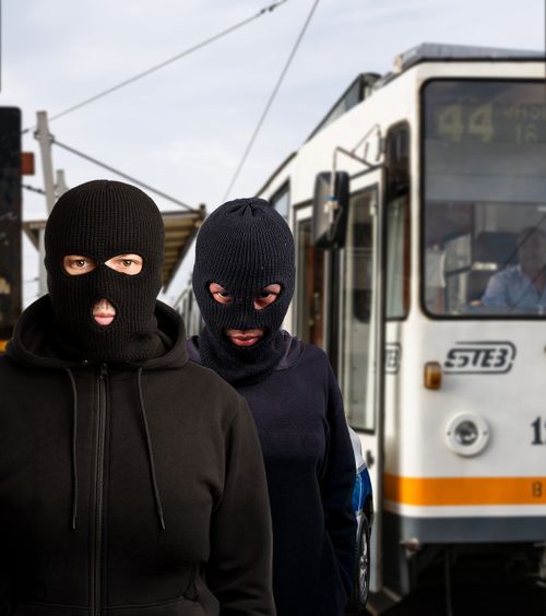 Ultrași FCSB, trimiși în judecată  Cinci suporteri ai campioanei riscă închisoare, după ce   au bătut trei adolescenți  într-un tramvai din București