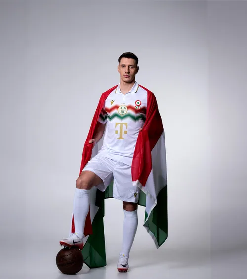 Apariție neașteptată    FOTO.  Motivul pentru care un jucător   convocat de Mircea Lucescu  s-a fotografiat cu steagul Ungariei