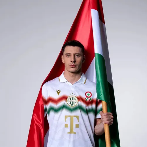 Marius Corbu, într-un tricou special lansat de Ferencvaros. Foto: Facebook / Ferencvarosi Torna Club