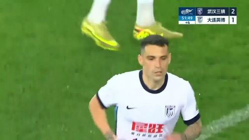 Nicolae Stanciu a marcat pentru Dalian Yingbo în înfrângerea cu Wuhan Three Towns (1-4). Foto: „X”, @football_t69515