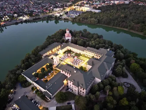 Care-i faza cu "palatul" de pe Lacul Pantelimon? Peninsula din București cu o poveste de aproape trei secole și trei identități