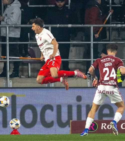 Repriză tensionată în Giulești    FOTO.    3 faze controversate   la Rapid - Dinamo! Toate au fost judecate în favoarea „câinilor”