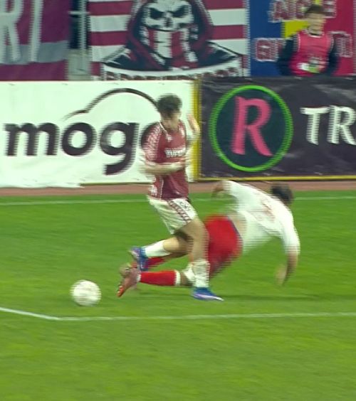 „Oriunde pe teren era fault!”    VIDEO+FOTO.  Verdictul specialistului la faza care a întors soarta derby-ului   Rapid - Dinamo:  „Trebuie s-o spunem!”