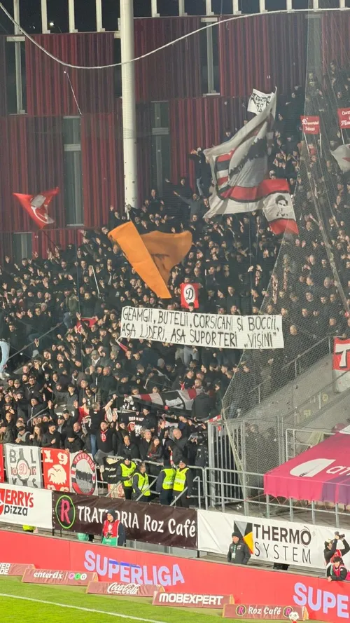 Bannere rasiste afișate de ultrașii lui Dinamo FOTO Vlad Nedelea/GOLAZO.ro