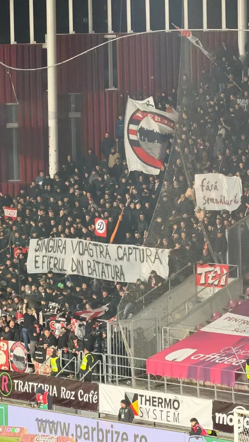 Bannere rasiste afișate de ultrașii lui Dinamo FOTO Vlad Nedelea/GOLAZO.ro