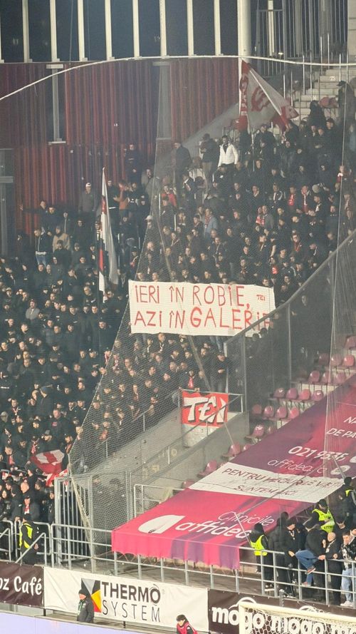 Bannere rasiste afișate de ultrașii lui Dinamo FOTO Vlad Nedelea/GOLAZO.ro