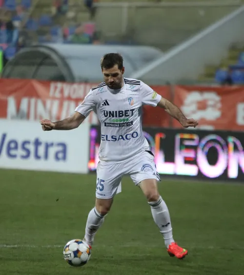 Coșmar pentru Kovtalyuk!    FOTO:  Autogol și eliminare   în doar 4 minute  pentru atacantul de la FC Botoșani