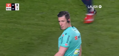 Cesar Soto Grado, în meciul Rayo Vallecano - Levante. Foto: captură YouTube/La Liga