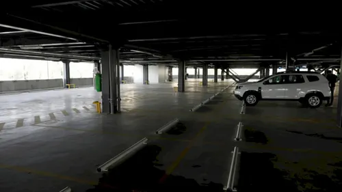 Surpriza unui șofer: parcarea de la Hala Laminor era încuiată. Aici, își pot lăsa bucureștenii mașinile în zilele de curățenie din programul lui Negoiță