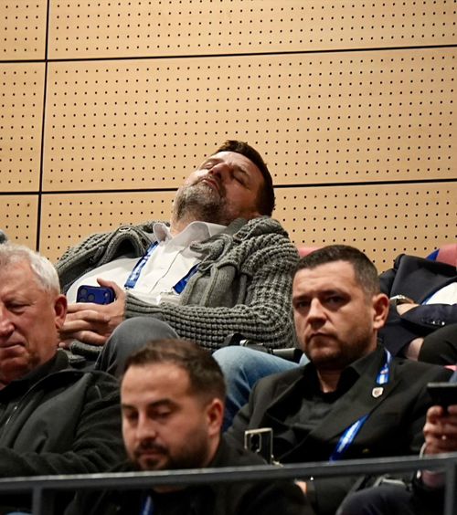 Plictiseală mare la Casa Fotbalului     FOTO.  Unii au adormit😳, alții au butonat telefoanele la   Adunarea Generală a FRF