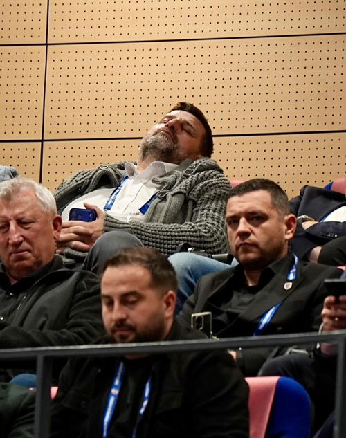 Plictiseală la Adunarea Generală a FRF. Foto: Iosif Popescu/GOLAZO.ro