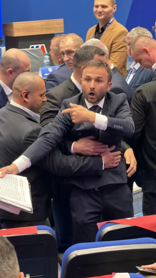 Ilie Drăgan, scandal la Adunarea Generală a FRF de la Casa Fotbalului. Foto: Iosif Popescu / GOLAZO.ro