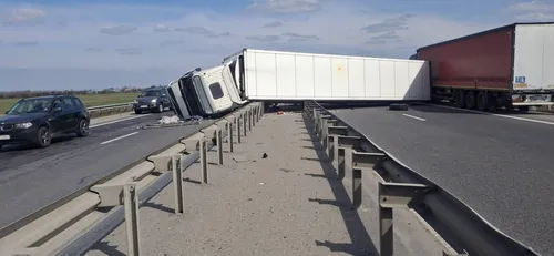 BREAKING | Un TIR a ajuns de-a latul pe A3, pe ambele sensuri, după ce i-a explodat un cauciuc. Trafic blocat pe autostradă, pe sensul București-Ploiești