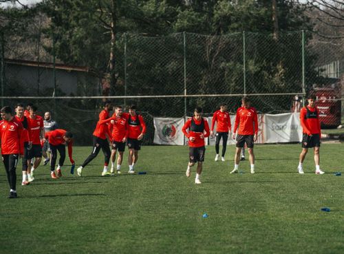 Dinamo antrenament FOTO FB Dinamo (2) grup saftica.jpg