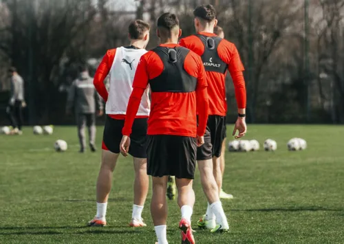 Dinamo antrenament FOTO FB Dinamo (5) cirjan cu spatele.jpg