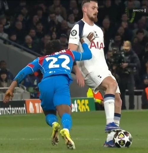 Reacția violentă a lui Lookman după faultul lui Drăgușin. Doar „galben”. A riscat eliminarea