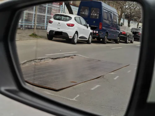 "Iată următorul dezastru Mihai Bravu!" Hău imens cât o bandă pe strada Moinești din Militari, acoperit cu o placă metalică deja ondulată. Trec și autobuze STB peste!