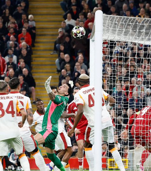 Singur contra tuturor    Portarul Turciei e în mare formă.  A fost MVP-ul Galatei, i-a apărat și penalty lui Salah » Ce spune Van Dijk